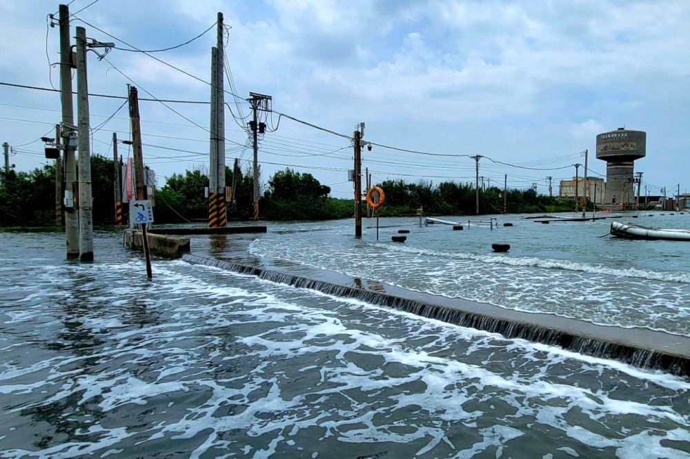 李龍飛表示，海水倒灌影響地區居民已不是第一次，希望能引起重視。（取自李龍飛臉書）