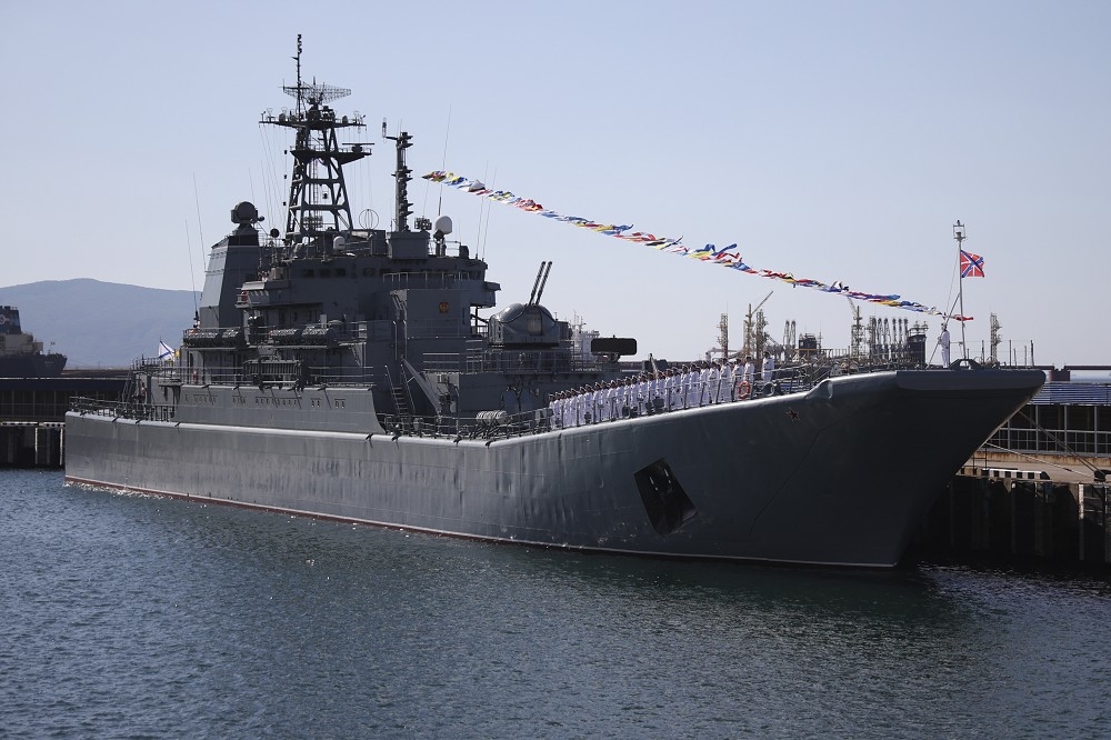 俄國海軍「戈恩雅克號」疑遭烏軍自殺無人艇重創，圖為該艦日前靠泊於諾沃羅西斯克港的畫面。（美聯社）