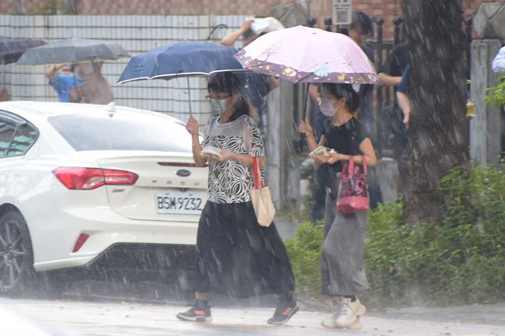 颱風卡努雖已遠離，不過受到其引進的西南季風影響，中南部地區呈現連日多雨的型態。（資料照片／張哲偉攝）