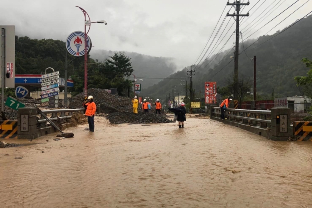 豪雨狂炸南投山區，多處地區發生土石流、道路中斷、停水缺電，一度還有民眾受困。（公路總局第二區養護工程處提供）