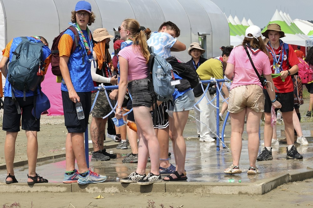 在南韓舉辦的世界童軍大會，遭逢極度炎熱的高溫侵襲，包括英、美等國隊伍已陸續宣布退出。（美聯社）