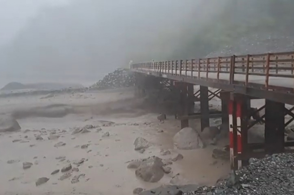 明霸克露鋼便橋遭沖毀，預計要到12日下午5點才能開放通行。（翻攝自記者爆料網）