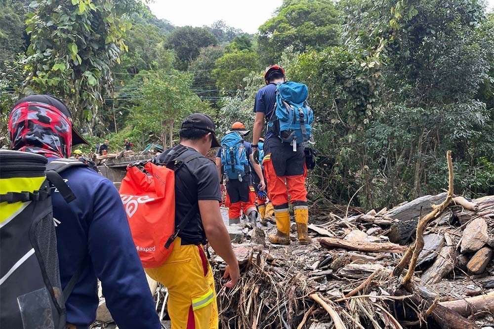 卡努颱風重創南投仁愛鄉，消防署今天上午完成2處共500公斤的物資補給，並載送1名孕婦下山送醫。（消防署提供）
