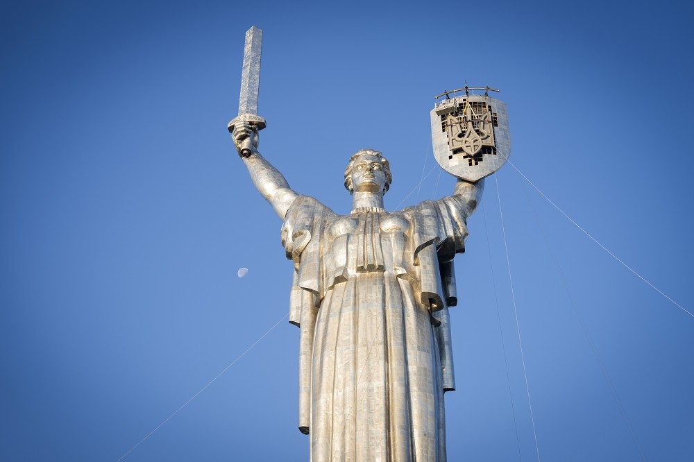 烏克蘭移除首都雕像上的蘇聯象徵，以三叉戟取代鐵鎚及鐮刀。（美聯社）