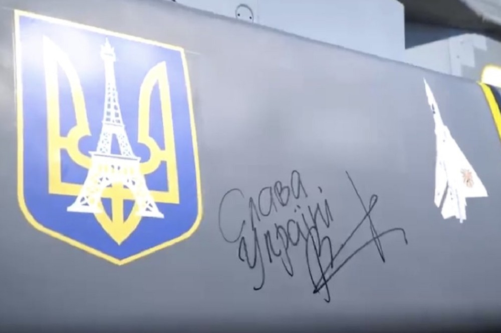 烏克蘭總統澤倫斯基在法國軍援的「SCALP-EG」長程巡弋飛彈上簽名。（取自推特）