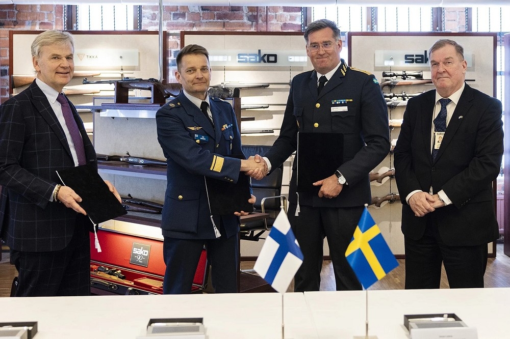 德HK公司試圖透過法律興訟，在芬蘭與瑞典輕兵器聯合採購案中打開缺口。圖為兩國軍方負責人3月簽署框架協議。（取自FMV）