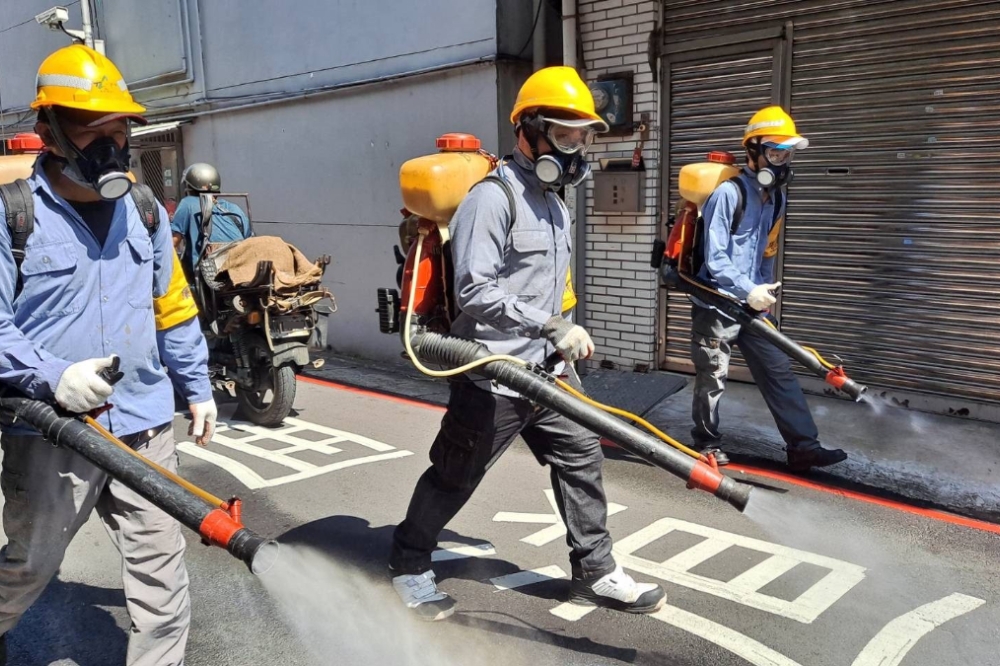 台北出現首例登革熱確診個案，市府加強消毒工作。（台北市政府提供）