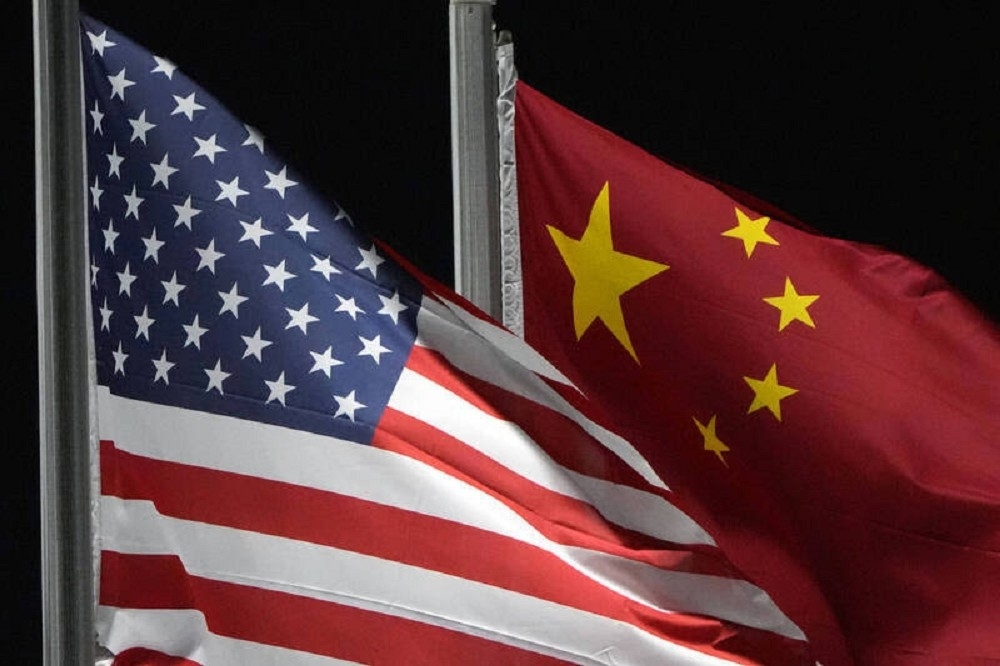 美國總統拜登9日簽署行政命令，限制美國企業與個人投資中國的敏感技術，包括半導體、量子運算與人工智慧3大領域。（美聯社）
