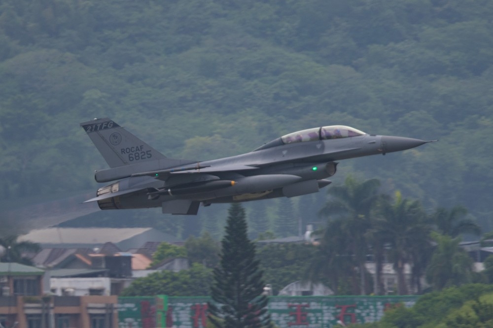 雙座F-16AM戰機掛載2000磅炸彈起飛出擊。（讀者Tsungfang Tsai提供）