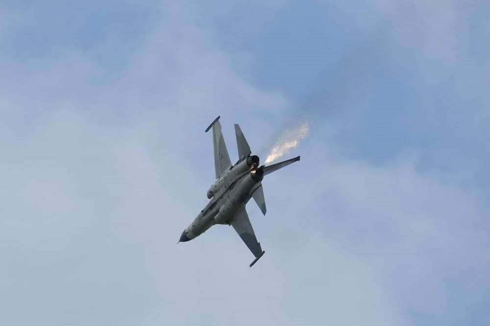 清泉崗IDF戰機今天在進行預演單機特技時突然起火，所幸順利降落。（謝江如提供）