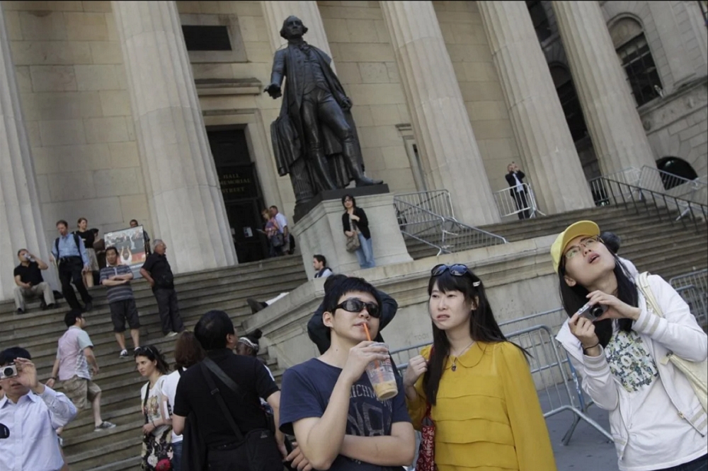 中國大舉開放民眾組團出國目的地，有望提振觀光業。圖為中國觀光客在紐約旅行。（資料照片／美聯社）