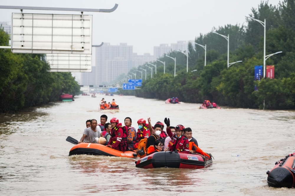 中國「海綿城市」概念推動已久，但實際普及有限，這波受災的河北更是缺乏相關建設。圖為救難隊伍搶救涿州民眾。（美聯社）