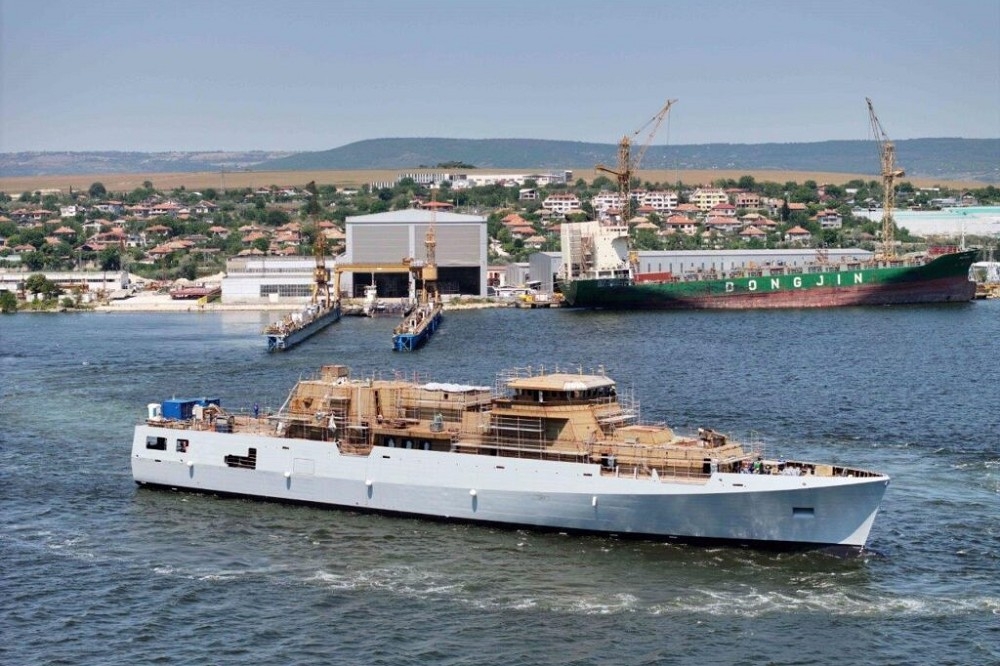 保國首艘現代巡邏艦「Храбри號」離開造船廠，前往進行艤裝工程的下一階段施工地點。（取自海豚造船廠）