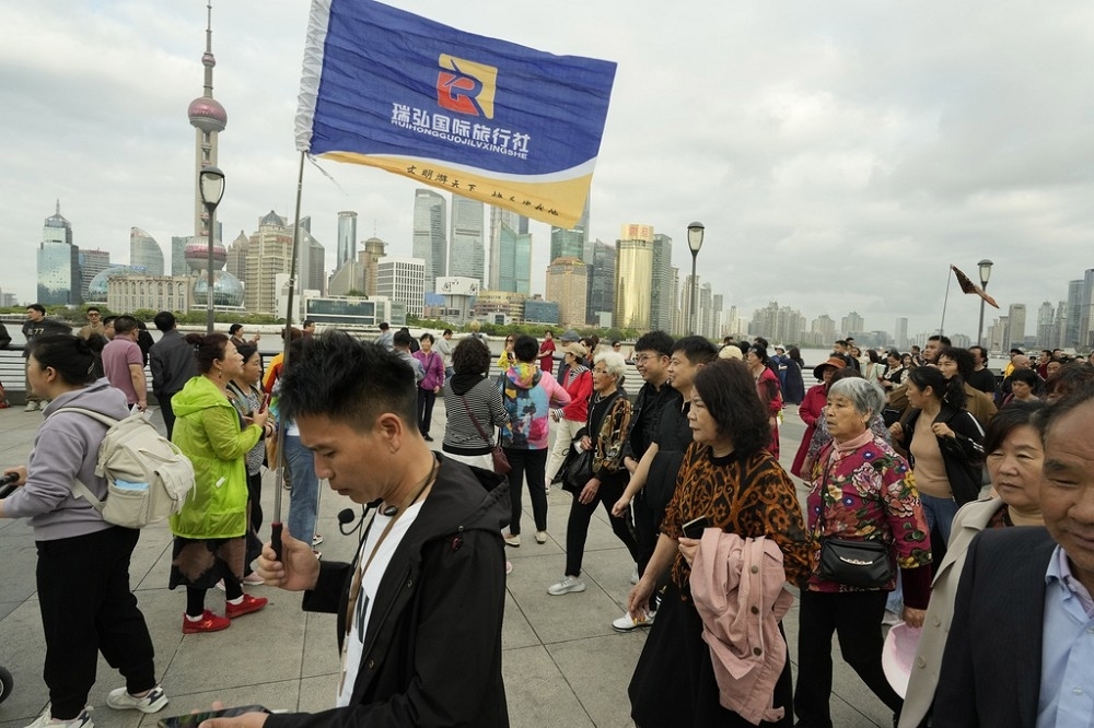 中國恢復團客到78個國家或地區旅遊，台灣未被列入，行政院副院長鄭文燦認為責任在中國不在台灣。（美聯社）