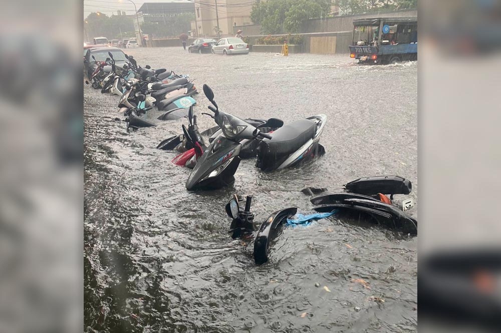 新北、桃園、宜蘭列入淹水警戒區域，桃園龜山工業區幾乎淹了1個輪胎高度。（翻攝自記者爆料網）