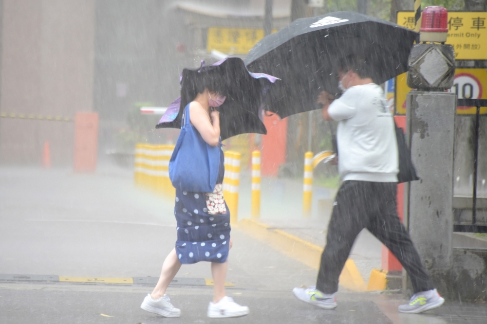 中央氣象局今天（13日）上午發布5縣市大雨特報。（資料照片／張哲偉攝）