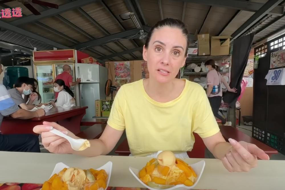 季茱莉去芒果市場品嚐道地的芒果冰，直呼「真的很好吃」。（擷取自法國妞季茱莉）