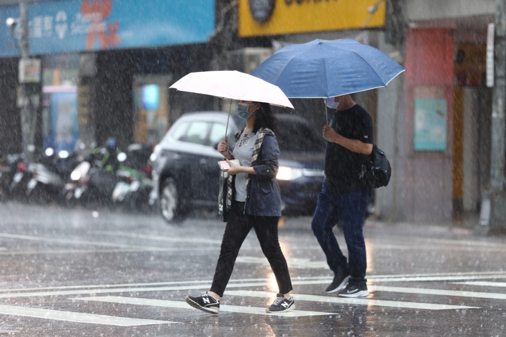 西南風持續影響台灣，中南部明天需注意強降雨。（資料照片／陳愷巨攝）