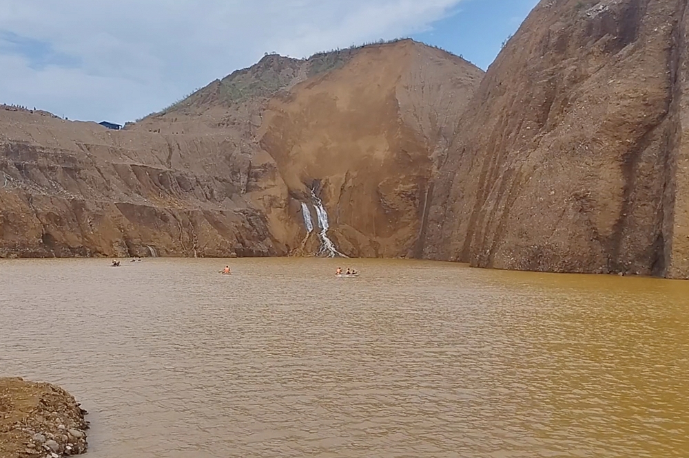 緬甸北部克欽邦礦場發生土石崩落事故，150公尺高的土石滑進廢水湖裡，造成嚴重傷亡。（取自@DailySweden）