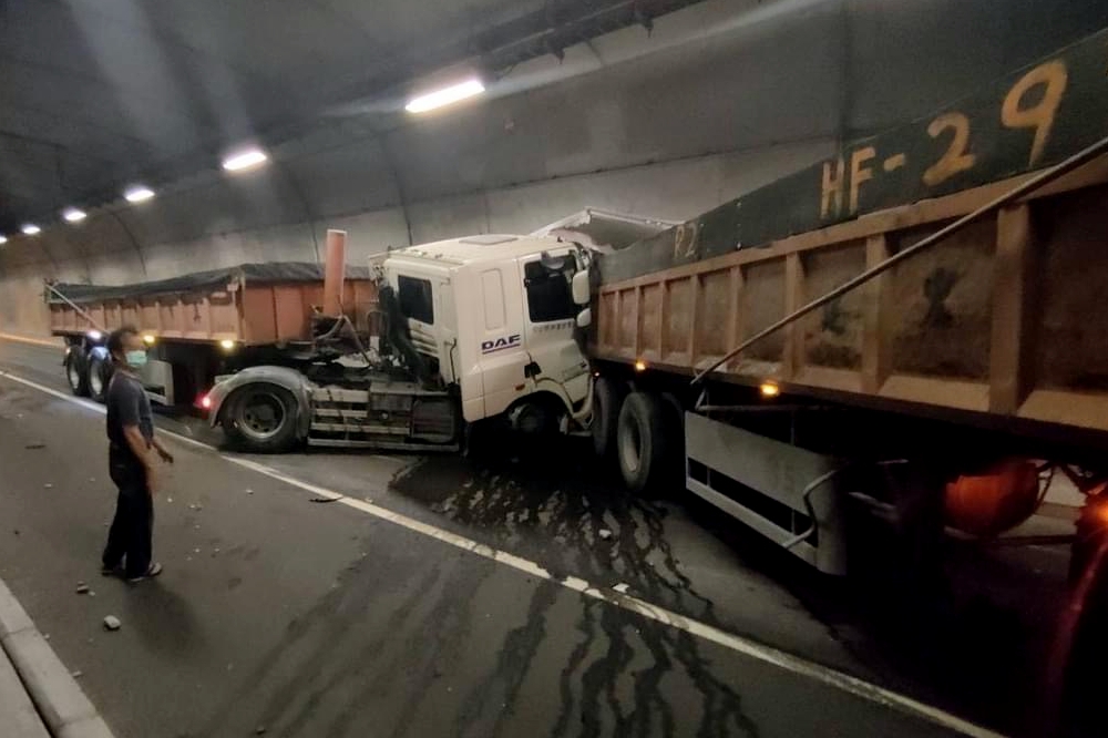 宜蘭東澳隧道15日發生連環車禍，聯結車、貨車、小客車5車撞成一團，造成6人受傷。（取自社會事新聞影音）