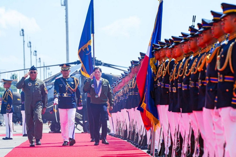 菲律賓發布6年國家安全政策文件，強調南海為該國首重的國家利益，並關注台海爆發戰爭的危機。圖為菲國總統小馬可仕校閱儀仗隊。（取自菲律賓總統辦公室）