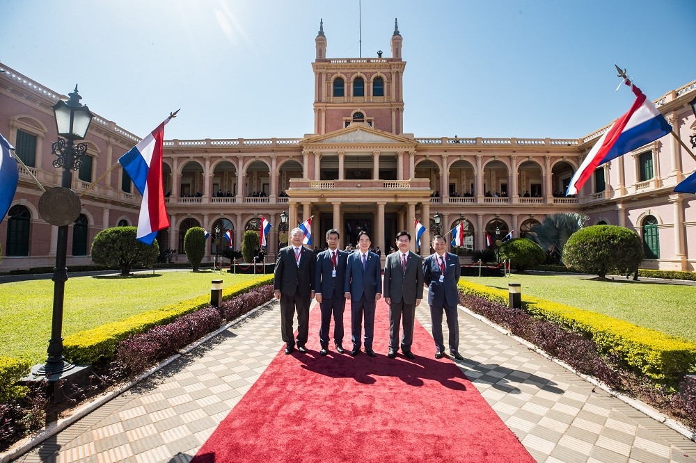 副總統賴清德出訪巴拉圭之前接受彭博訪問，談及兩岸議題。圖為賴清德（中）15日率特使團抵達巴拉圭總統府。（取自總統府Flicker）