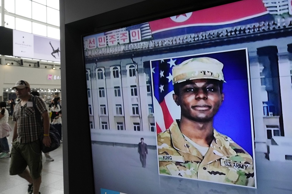 南韓首爾車站的電視牆16日播放金恩闖入北韓的相關新聞。（美聯社）