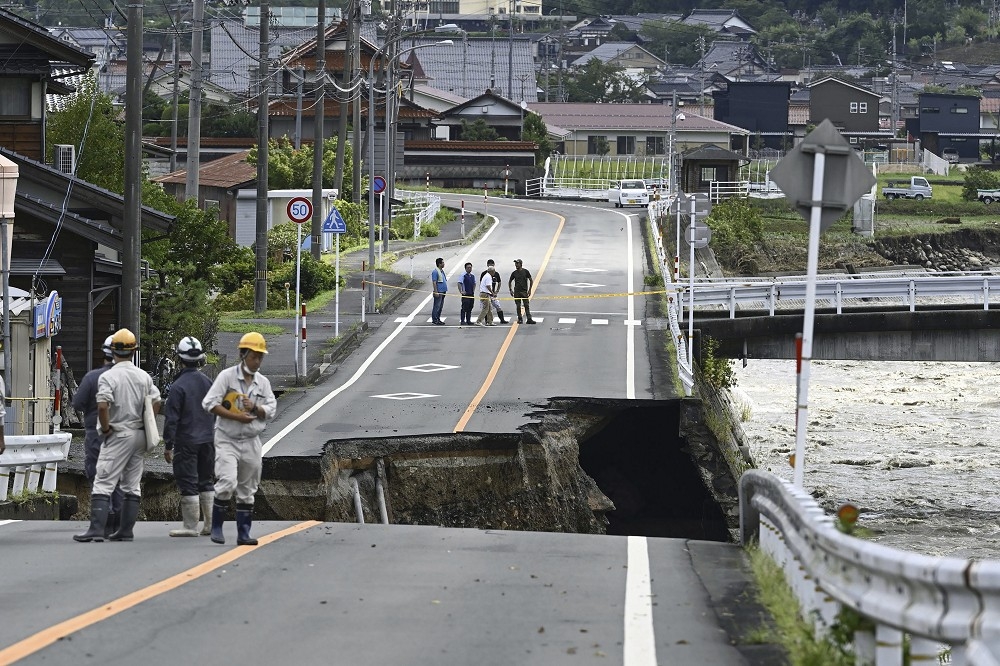 蘭恩颱風帶來強勁風勢和降雨，對日本各地造成嚴重災害，多處道路中斷坍方。（美聯社）