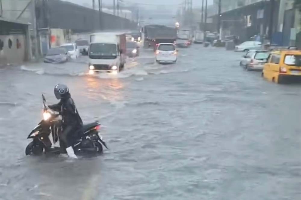 受低壓帶影響，桃園市今天上午降下大雨，造成蘆竹區南工路積水近半個車輪高。（取自記者爆料網）