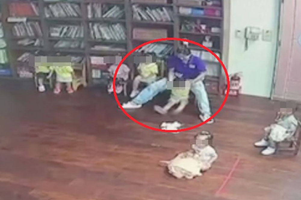 台中某幼兒園一名2歲男童遭教保員夾頭、拉扯，身上多處瘀青。（取自記者爆料網）