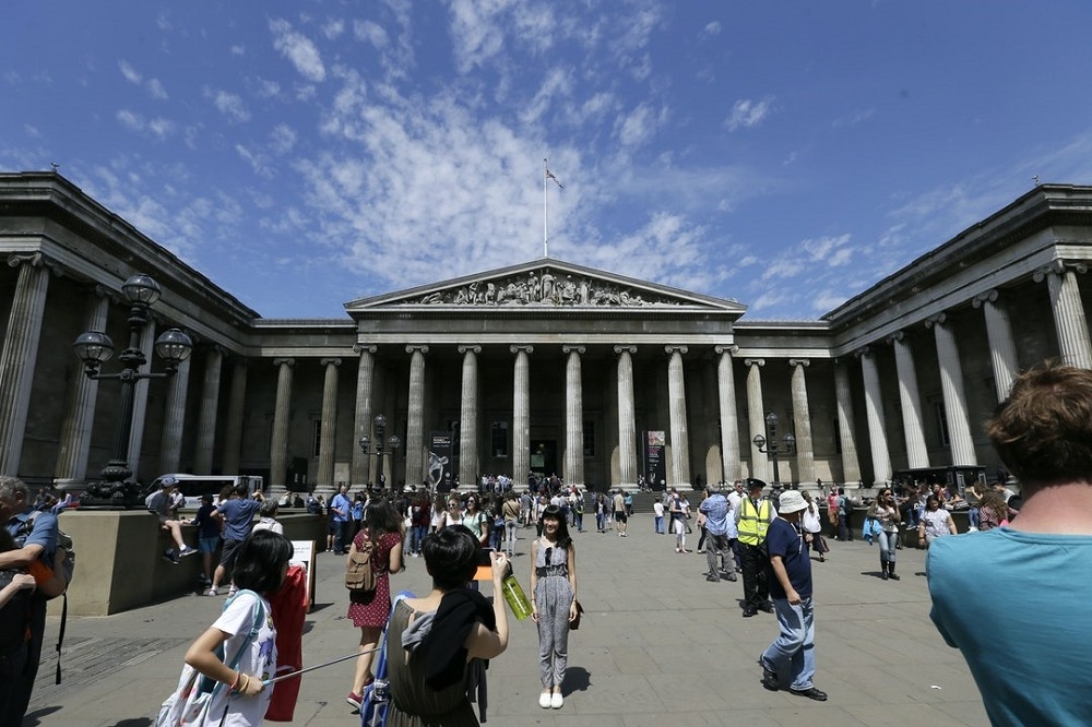 觀覽人潮絡繹不絕的大英博物館傳出文物盜竊事件。（美聯社）