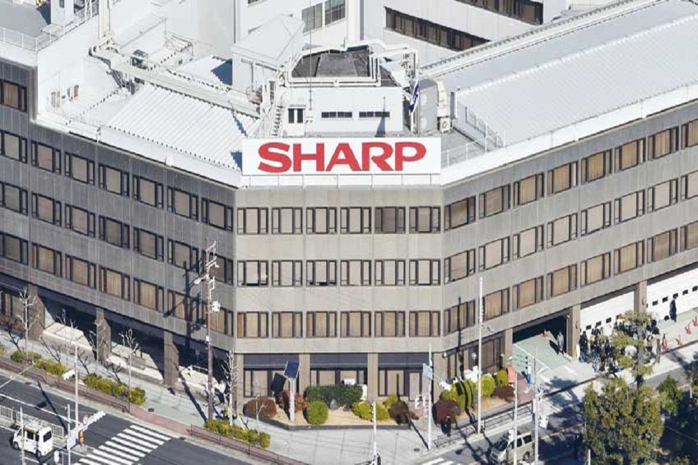 日本夏普集團宣布自9月起，將提前退休制度資格擴大至55歲以上的一般員工，圖為位於大阪的夏普總部。（美聯社）
