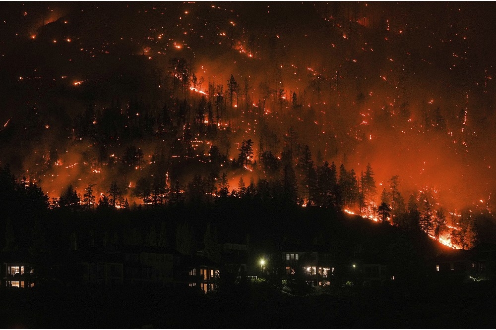加拿大正面臨有史以來最嚴重的野火季節，西北部更因野火侵襲使大批民眾被迫撤離。（美聯社）