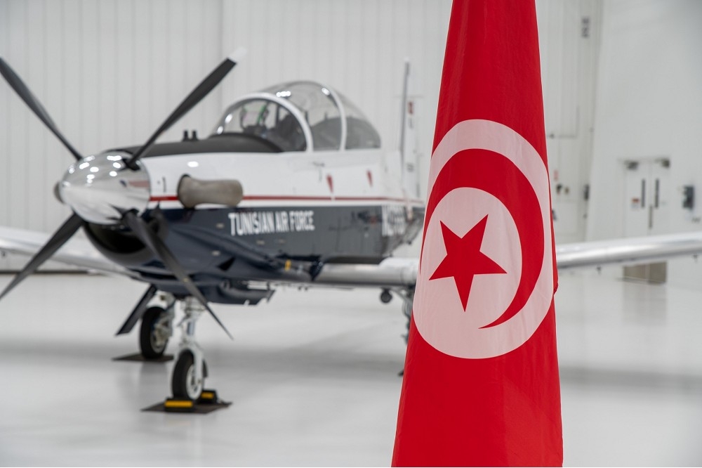 突尼西亞空軍日前完成T-6C初級教練機接收作業，提升該國培訓飛行員能力。（取自德事隆集團FB）