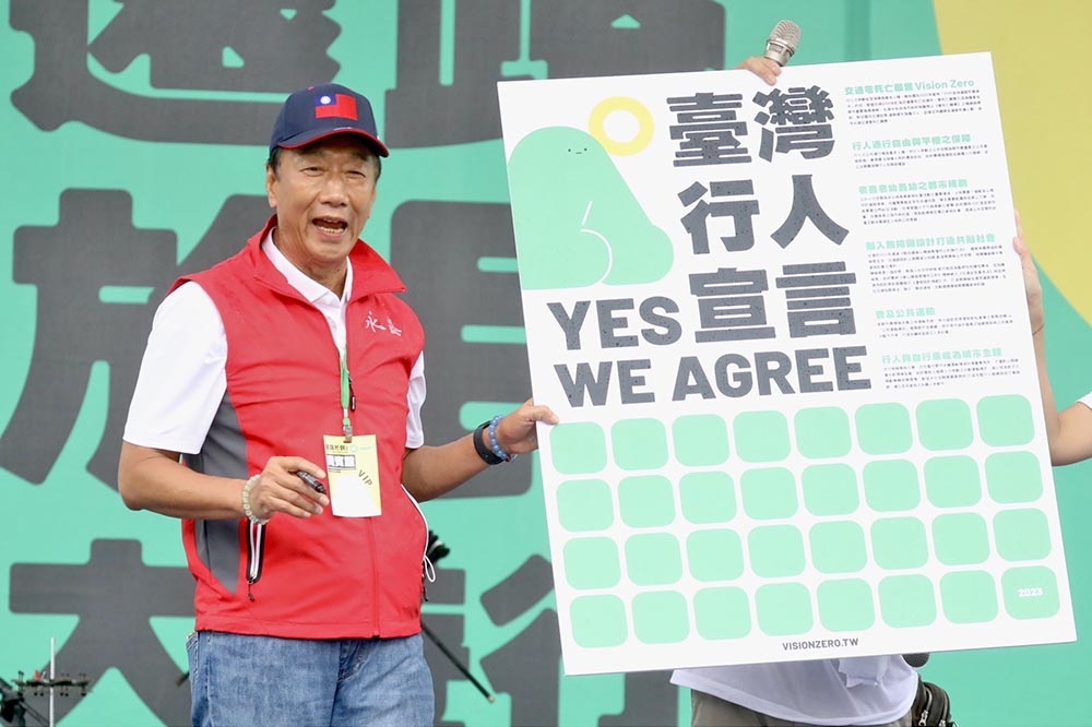 郭台銘出席「還路於民大遊行」，並簽署台灣行人宣言。（王侑聖攝）