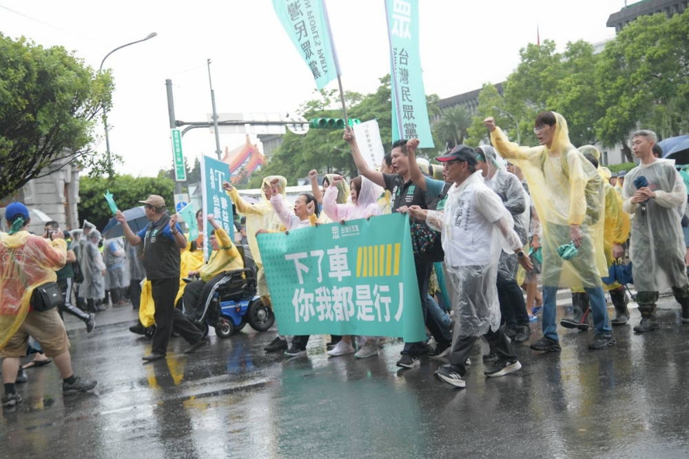 行人零死亡推動聯盟今天（20日）下午在台北凱道舉行的「還路於民大遊行」，遊行提出五大訴求，訴求行人安全。（楊約翰攝）