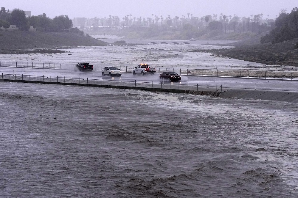 熱帶風暴希拉里直撲南加州，棕櫚沙漠市一處滯洪池幾乎滿溢。（美聯社）