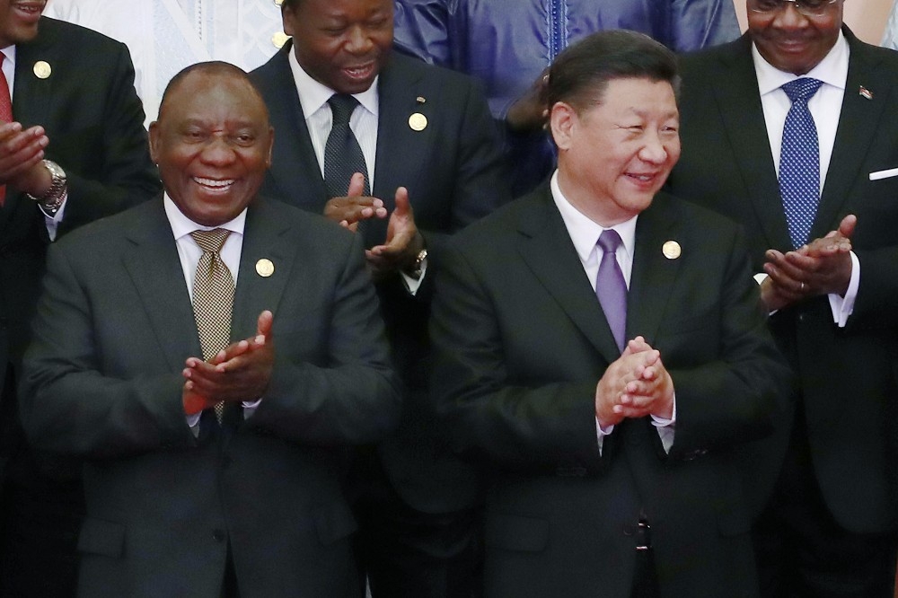 金砖国家峰会即将在南非约翰尼斯堡举行。图为中国领导人习近平与南非总统拉玛佛沙，2018年在中非合作论坛上见面。（美联社）(photo:UpMedia)