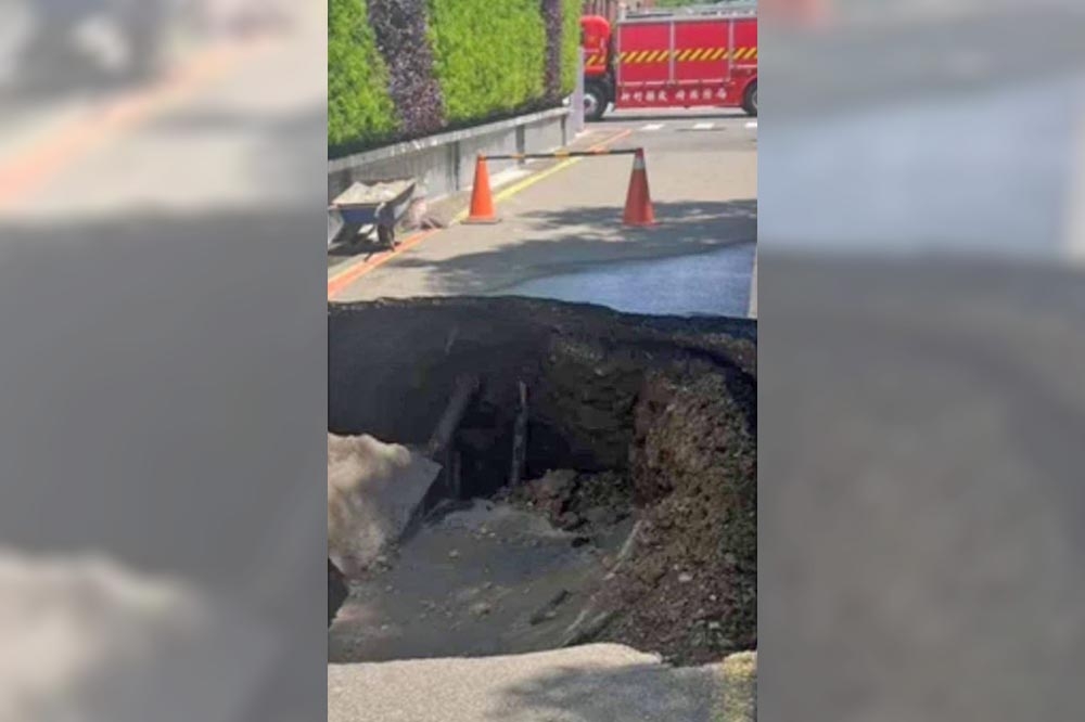 竹北光明六路和縣政七街的交叉路口出現「天坑」，坑洞約長10公尺、寬約3公尺、深近3公尺。（取自記者爆料網）