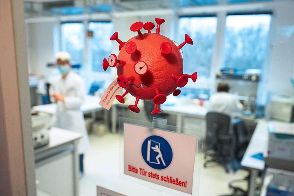 新冠病毒仍在變異中，目前最新的EG.5很會躲抗體。圖為德國漢諾威一處實驗室的病毒模型。（美聯社）