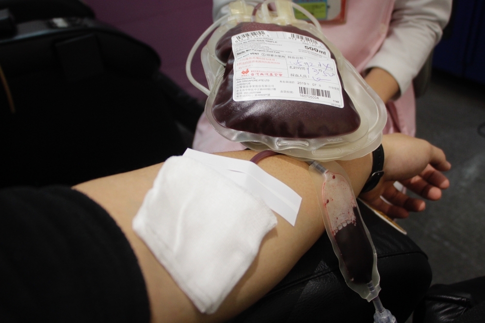 高雄連日豪大雨導致醫療用血嚴重不足，高雄捐血中心27日首舉辦「捐血送龍蝦」活動。（資料照片／李隆揆攝）