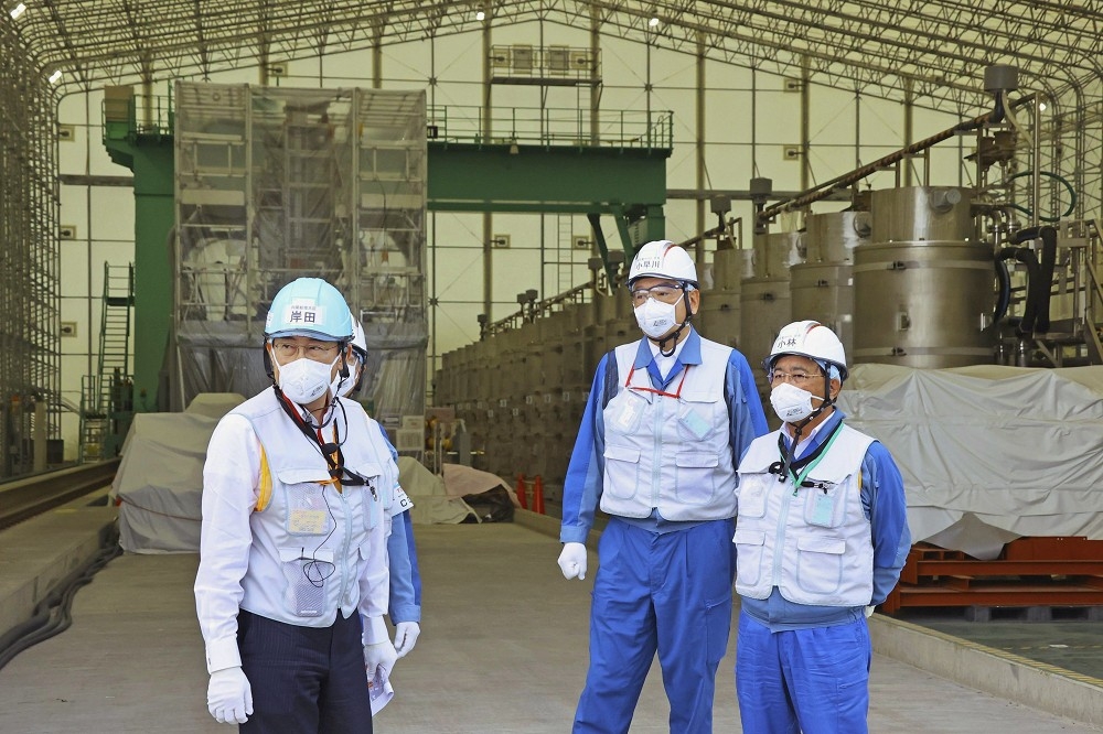 日本首相岸田文雄20日前往福島第一核電廠視察，確認核處理水將排入海的情況。（美聯社）