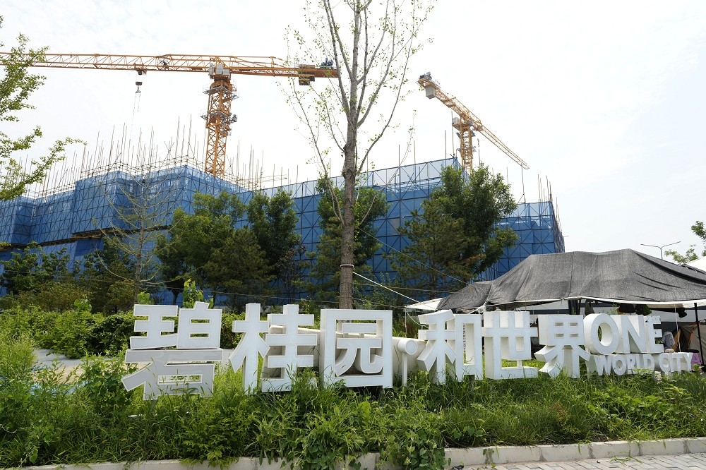 近日中國大型房地產開發商頻傳危機，外界憂心2008年全球金融海嘯捲土重來。（美聯社）