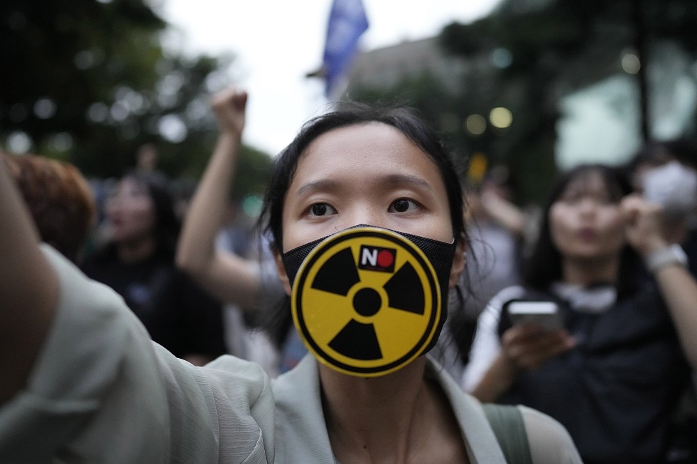 南韓民眾22日在首爾市中心示威，抗議日本將把核處理水排放入海。（美聯社）