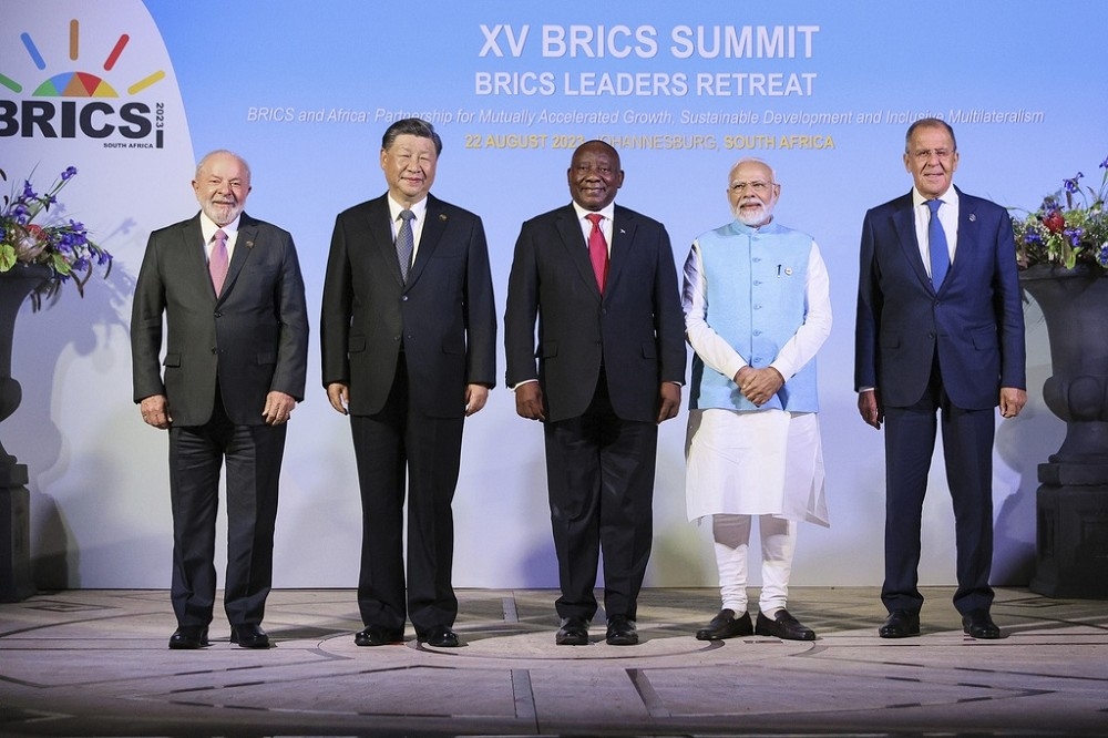 習近平（左二）抵達南非參加金磚峰會，並與巴西、南非、印度領導人以及俄國外長合影。（美聯社）