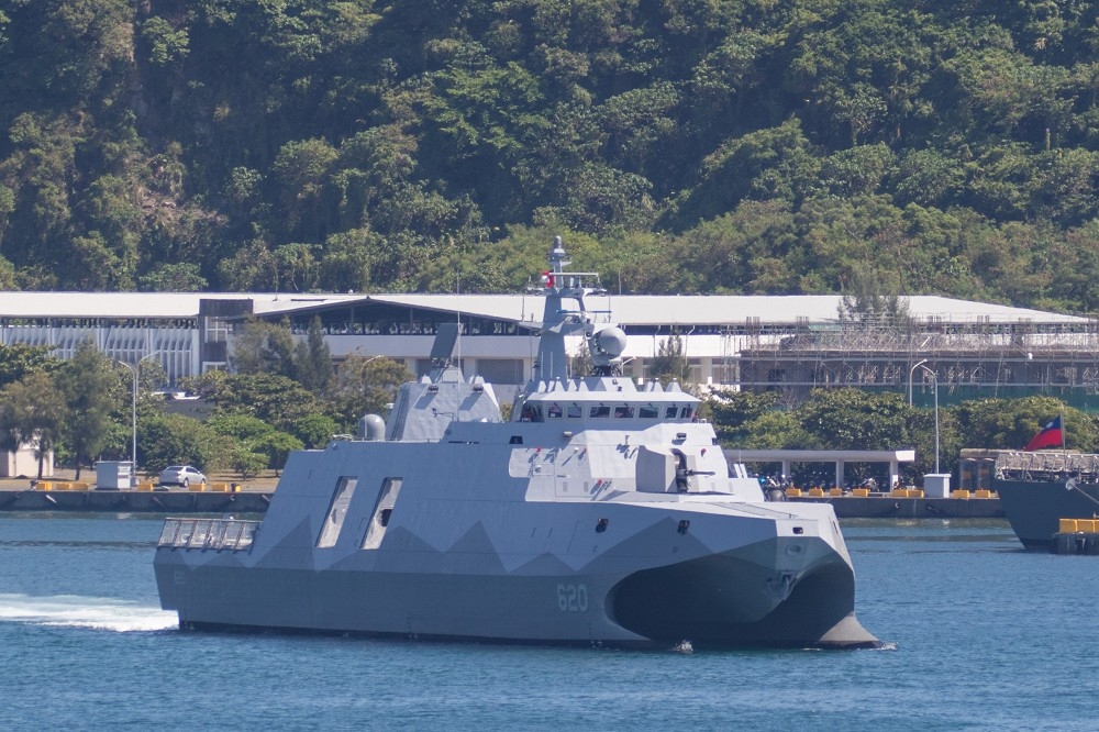 即將出港的「富江艦」，該艦已於今年6月28日交付海軍。（讀者Tsungfang Tsai提供）