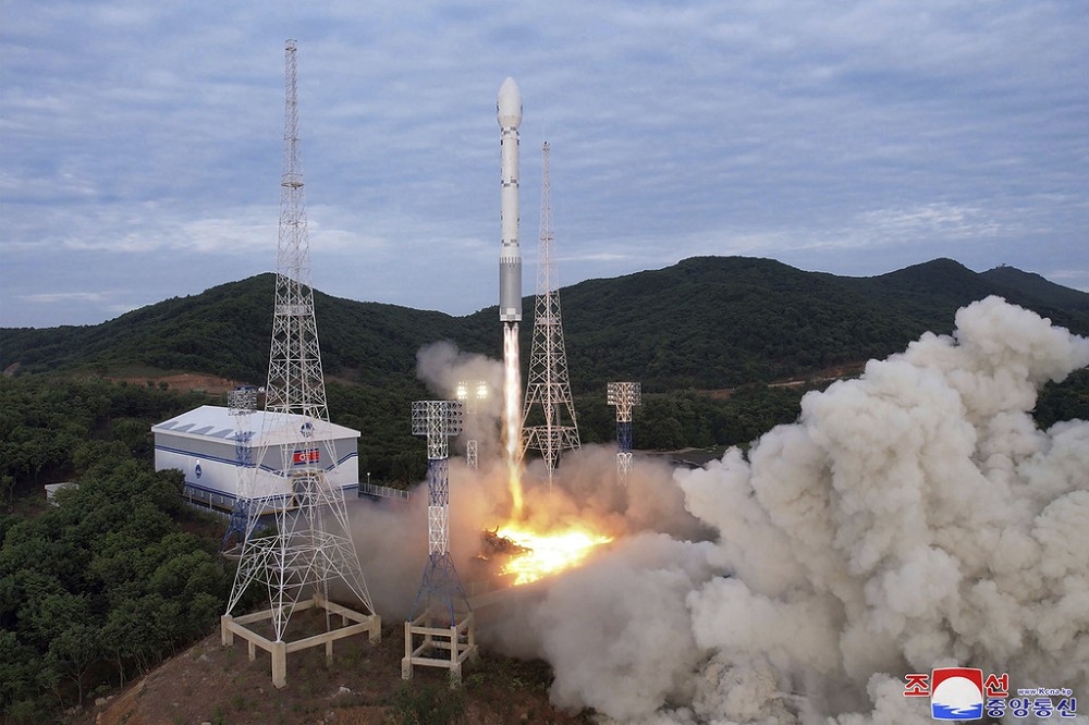北韓24日發射太空火箭引發日本沖繩縣發布警報，但第三級火箭發生故障導致失敗。圖為5月31日第二次發射的畫面。（美聯社）