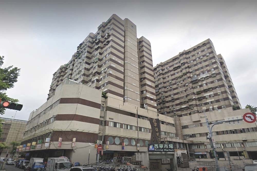 位於台北市萬華區的西寧國宅，20年來有逾30人喪命，預計2025年搬遷改建。（取自Google Maps）