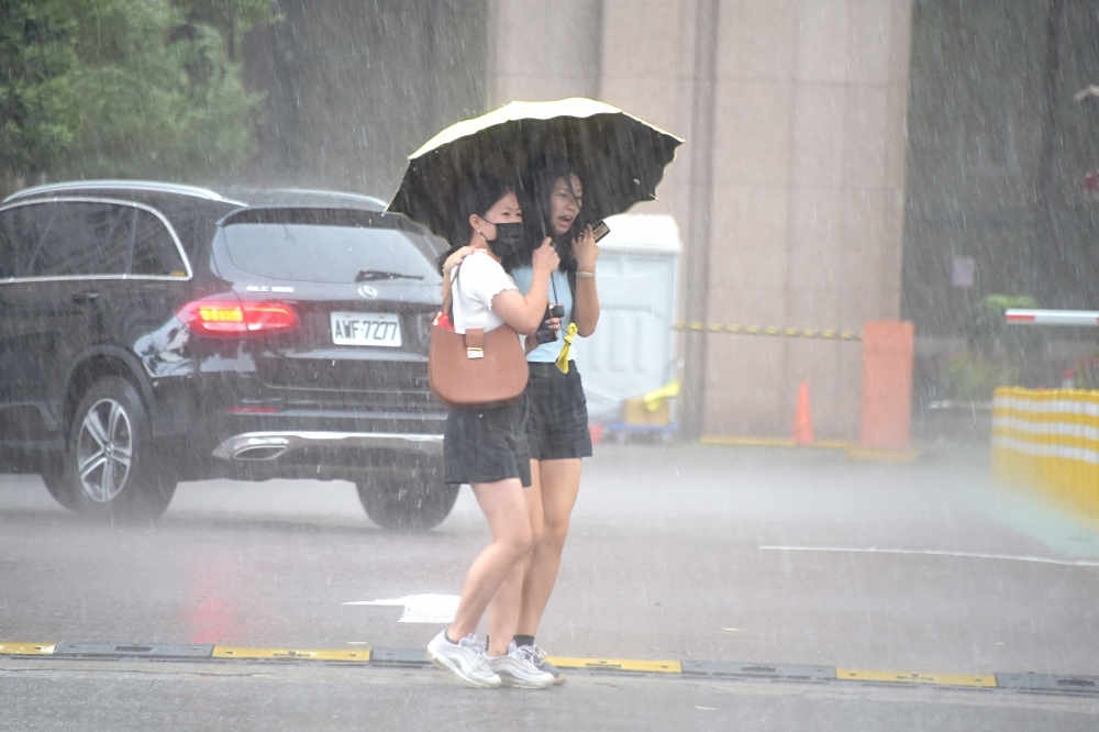 午後熱對流旺盛，中央氣象局也針對15個縣市發布大雨特報。（資料照片／張哲偉攝）