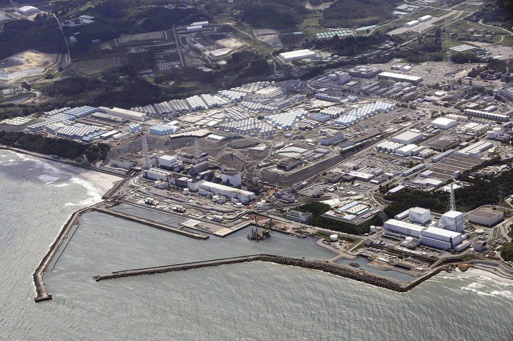 2011年311地震時發生核事故的福島核電廠現貌，今天起該核電廠開始排放廢水。（美聯社）
